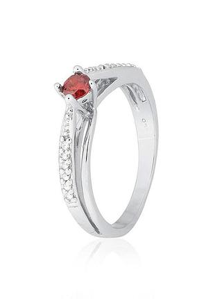 Серебряное кольцо с красными фианитами, размер 16,0, вес: 2.2 г