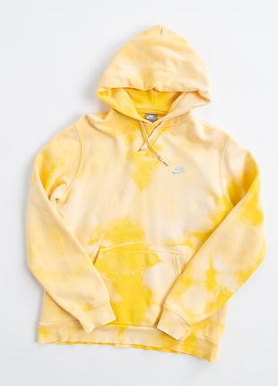 Яскраве, чоловіче худі nike у сонячному, жовтому відтінку з виразним ефектом ручного фарбування. незвичайний візерунок у стилі тай-дай створює