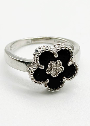 Серебряное кольцо в стиле "van cleef и arpels" со вставкой фианит/оникс, размер 15,5, вес: 3.1 г