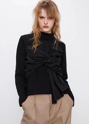 Чорний, жіночий світшот zara з оригінальним, декоративним оформленням передньої частини. модель має класичний, круглий комір, довгі рукави та об’ємни
