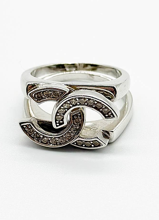 Серебряное кольцо в стиле "chanel" с фианитами, размер 17,5, вес: 8.1 г