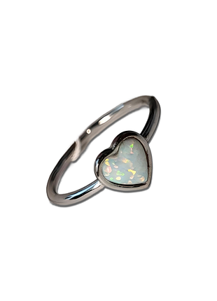 Серебряное кольцо с сердечком из белого опала, размер 15,0, вес: 1.5 г