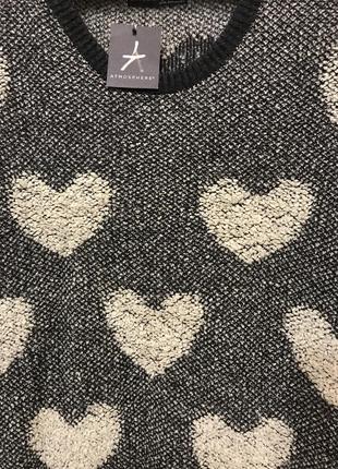 Нереально красивый и стильный брендовый вязаный свитерок в сердечках.7 фото