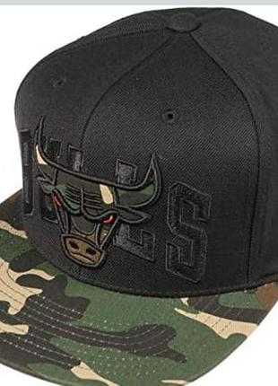 Стильна оригінал чорна бейсболка snapback від mitchell & ness із вишитим логотипом chicago bulls та камуфляжним козирком у стилі woodland.