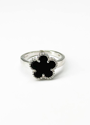 Серебряное кольцо в стиле "van cleef и arpels" с ониксом, размер 17,0, вес: 3.0 г