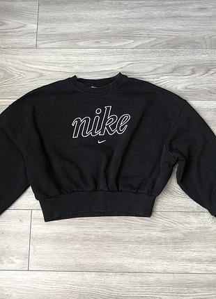 Чорний дитячий світшот nike  з вільним кроєм boxy та вишитим логотипом на грудях.