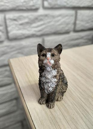 Симпатичная статуэтка котика.