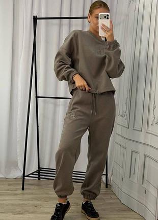 Базовый и уютный спортивный костюм