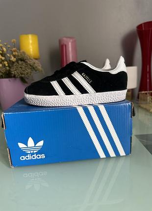 Кросівки унісекс adidas gazelle чорні з білими смужками 15.5 устілка