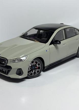 Колекційна моделька bmw i5 m60, масштаб 1:24, сірий