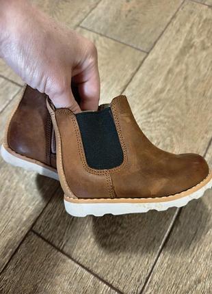Черевики для дітей clarks челсі, коричневі 20  розмір. для найменших