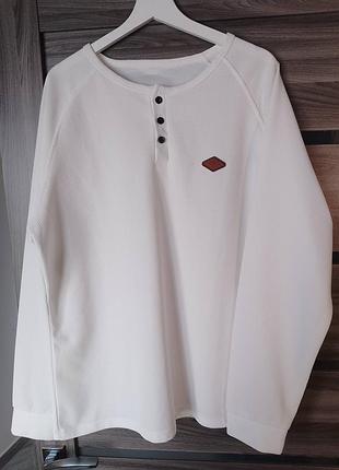 Лонгслів фактурної вафельної в'язки в стилі генрі з трьома ґудзиками та невеликою контрастною нашивкою на грудях