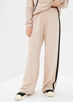 Розкльошені жіночі штани в стилі sport casual