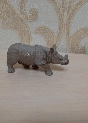 Реалистичная фигурка носорога bullyland