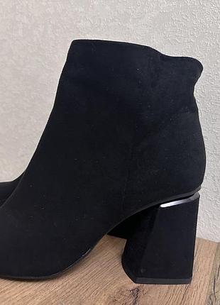 Жіночі ботильйони stradivarius чорні замшеві