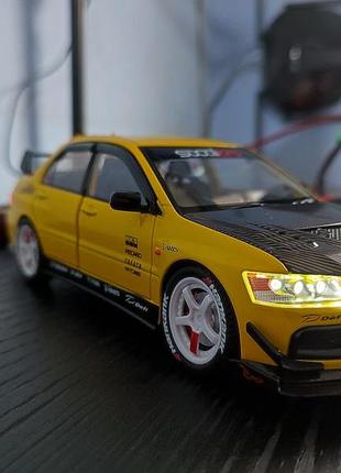 Металева модель іграшка авто mitsubishi lancer evolution 9 у розмірі 1:24 в оригінальній коробці