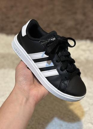 Оригінальні дитячі кросівки adidas 30 розмір (19см) б/в