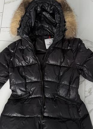 Пуховик жіночий під moncler чорний з капюшоном та хутряною облямівкою