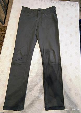 Мужские брюки чиносы h&m slim fit темно-серые / графит (eur 29 / us 29, 44–46 / s–m)