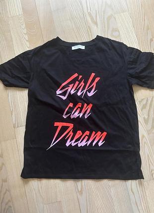 Футболка жіноча чорна з написом girls can dream