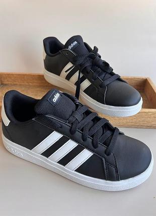 Кросівки adidas чорні з білими смужками, 36 розмір, довжина устілки 23.3 см