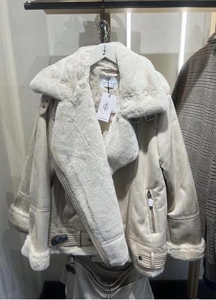 Дублянка жіноча stradivarius молочна з хутром✨