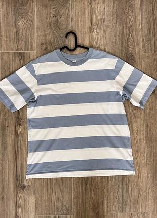 Футболка чоловіча uniqlo в смужку, розмір m, блакитна