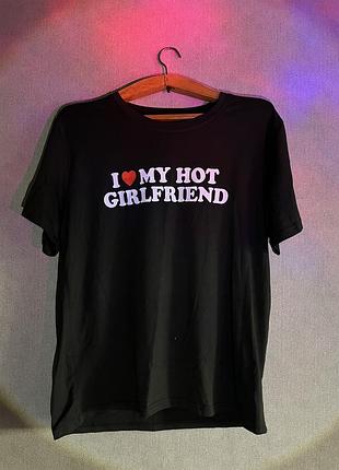 Чорна трендова футболка з принтом i love my hot girlfriend