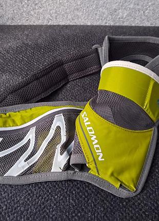 Бігова поясна сумка salomon xr sensibelt сірого кольору з яскраво-зеленою кишенею для пляшки