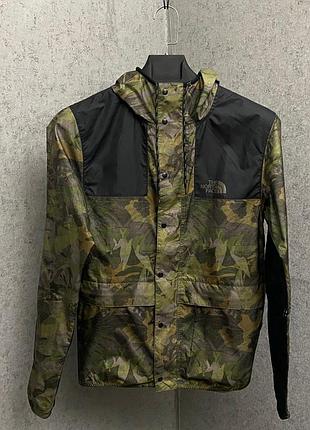Камуфляжна чоловіча вітровка від бренду the north face
