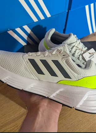 Кросівки чоловічі adidas galaxy 6 світло-сірі з чорними та салатовими акцентами, розмір 40.5 (25.5 см)