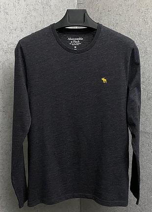Чоловічий сірий лонгслів від бренду abercrombie&fitch