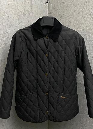 Чорна жіноча стьобана куртка від бренду barbour