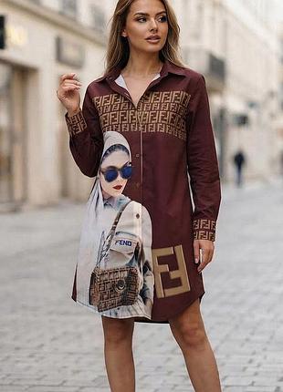 Стильна подовжена сукня-сорочка прикрашена фірмовими логотипами fendi та великим фотопринтом із зображенням дівчини в сонцезахисних окулярах.