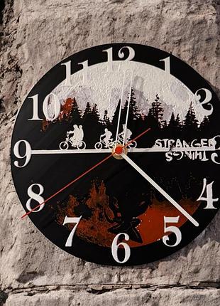 Часы настенные stranger things для фанатов очень странные дела (d220mm)