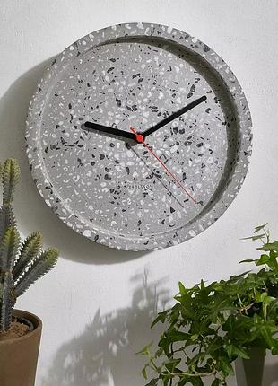 Настенные часы karlsson wall clock tom terrazzo 26 см декоративные бетонные аналоговые часы