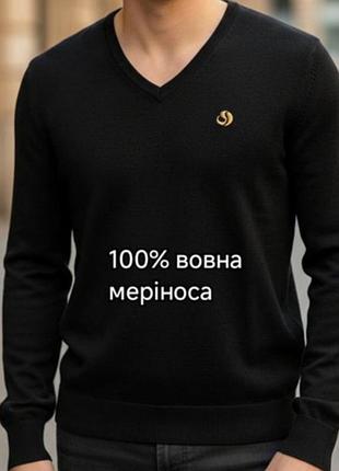 Шерстяной пуловер с v-образным вырезом и фирменной желтой вышивкой, который изготовлен из качественной итальянской пряжи известным производителем maes