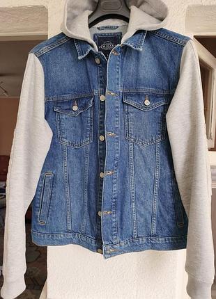 Мужская джинсовая куртка lcw jeans с серыми трикотажными рукавами и капюшоном р. l