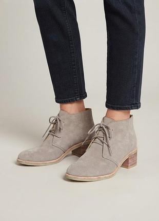 Жіночі крепові чоботи clarks originals phenia бежевого кольору шкіри на підборах,  до щиколотки, розмір 38