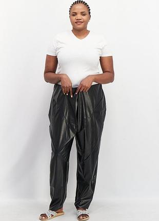 Стильні чорні штани зі штучної шкіри (екошкіри) boohoo — plus size / великий розмір