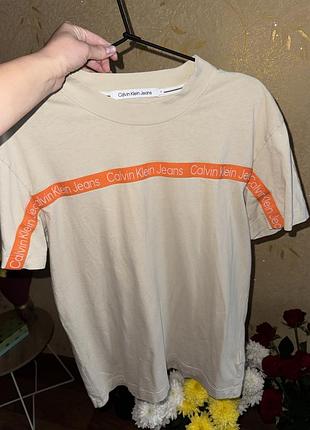 Футболка жіноча calvin klein бежева з помаранчевим написом розмір m