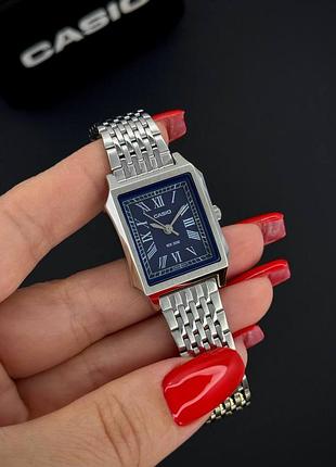 Женские часы casio Салат-b190d-2b с синим циферблатом и стальным браслетом