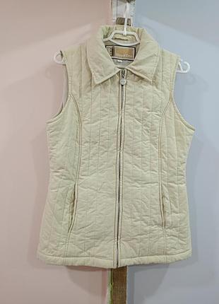 Женский стёганый жилет бежевого (или кремового) цвета с воротником и вертикальной строчкой от бренда street one.