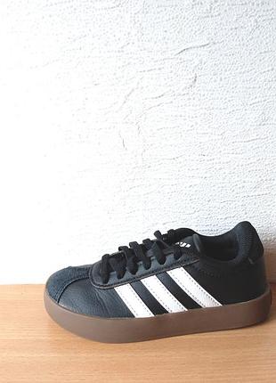 Чудові шкіряні кросівки adidas vl court 28,5 р. устілка 18 см.