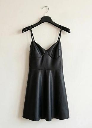 Коротка жіноча сукня stradivarius з екошкіри чорна xs/s