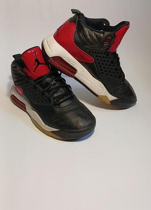 Кросівки чоловічі jordan max aura 2 black/gym red (us 8 / eur 41 / 26 см)