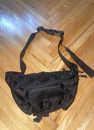 Черная тактическая поясная сумка-бананка с системой molle и регулируемым ремнем на пластиковой застежке-фастексе