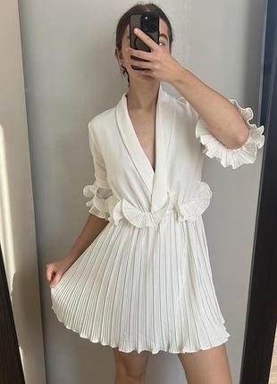 🤍 біла пліована мінісукня prettylittlething з рюшами та декольте (розмір m / uk 10)