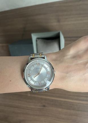 Жіночий годинник guess сріблясто-золотистий з металевим браслетом