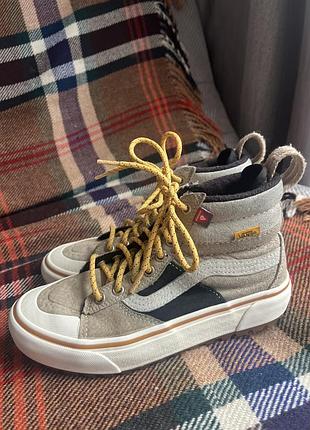 Високі кеди vans ua sk8-hi mte-2 у бежевому кольорі, доповнені яскравими жовтими шнурками та міцною рифленою підошвою.